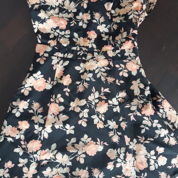 Beautiful v-neck half backless summer dress - Picture 2 of 6